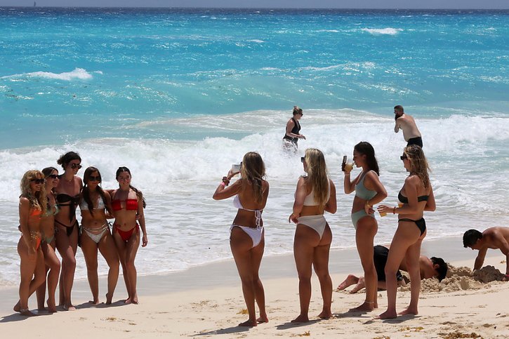 Des touristes dans la station balnéaire de Cancun, au Mexique. Le pays est l'un des quatre au monde à avoir levé toutes les restrictions pour les touristes, selon l'OMT (archives). © KEYSTONE/EPA EFE/ALONSO CUPUL