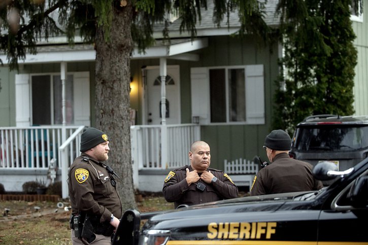 La police du comté d'Oakland, le FBI et le service des US Marshals sont à la recherche des parents du tireur. © KEYSTONE/AP
