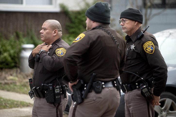 Selon le shérif du comté d'Oakland, les parents du tireur ne comptaient pas se rendre, mais étaient en fuite et "se cachaient". © KEYSTONE/AP/Jake May