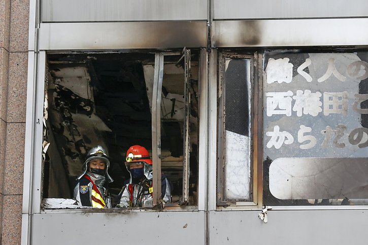 Selon des médias locaux, l'étage ravagé par les flammes, le quatrième, accueillait une clinique. © KEYSTONE/AP