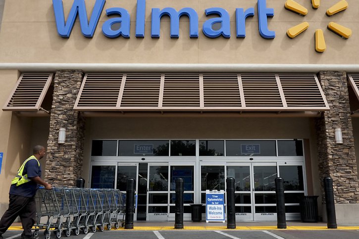 Walmart est accusé de ne pas avoir éliminé correctement des piles, aérosols, des produits de nettoyage toxiques, des déchets électroniques ou encore des restes de peintures (archives). © KEYSTONE/AP/Jae C. Hong