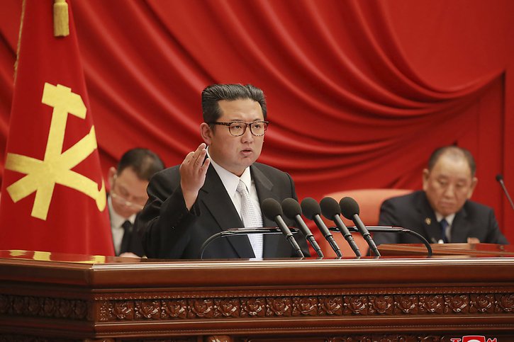 Lors d'une importante réunion du parti au pouvoir la semaine dernière, le dirigeant nord-coréen Kim Jong Un a affirmé sa volonté de renforcer les capacités militaires de son pays, pourtant sous le coup de sanctions internationales (archives). © KEYSTONE/AP