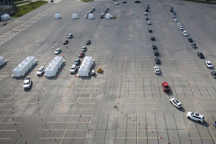 La mère s'était rendue le 3 janvier au stade Pridgeon de Houston, où l'on peut se faire tester sans sortir de sa voiture (archives). © KEYSTONE/AP/Jon Shapley