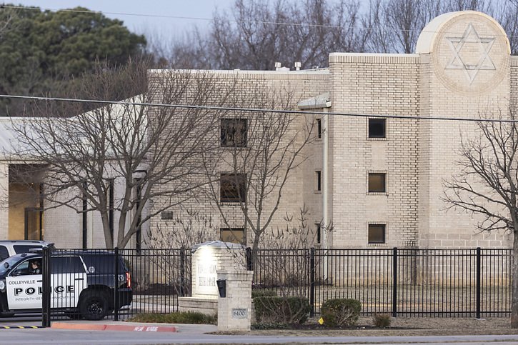 Un Britannique a tenu en otages quatre personnes dans cette synagogue du Texas: les otages sont sains et saufs après une opération de police, durant laquelle l'agresseur a été tué. Une enquête internationale a été lancée. © KEYSTONE/AP/Brandon Wade