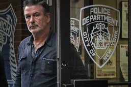 Tir mortel sur un tournage: Baldwin remet son téléphone à la police
