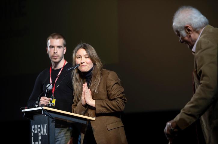 Très émue, la cinéaste Maryna Er Gorbach a dédié son Grand Prix à ceux qui souffrent en Ukraine. © Lib/Charly Rappo