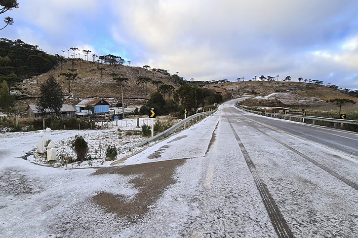 De la neige est tombée dans l'Etat méridional de Santa Catarina (archives). © KEYSTONE/AP/MYCCHEL LEGNAGHI