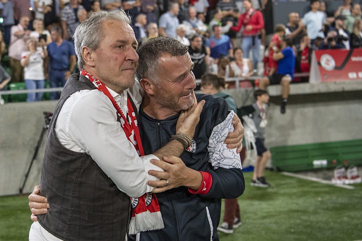 Alex Frei (à dr., aux côtés du président de Schaffhouse Mike Keller) retourne au FC Bâle, le club de son coeur. © KEYSTONE/URS FLUEELER