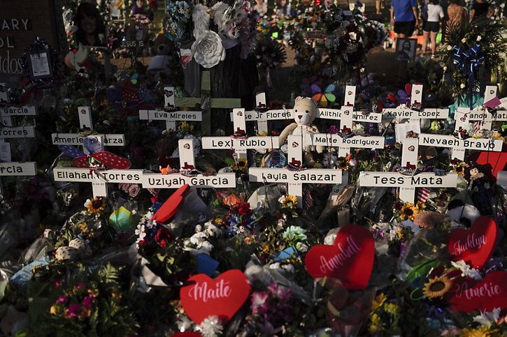 Une semaine après la fusillade dans une école d'Uvalde qui a bouleversé l'Amérique, la petite ville texane enterre mardi les premières victimes de cette tuerie. © KEYSTONE/AP/Jae C. Hong