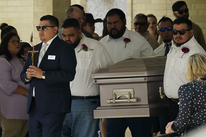 Les funérailles des 19 enfants et deux enseignantes, morts le 24 mai sous les balles d'un tireur de 18 ans à peine, ont commencé mardi et s'étendront jusqu'à la mi-juin. © KEYSTONE/AP/Eric Gay