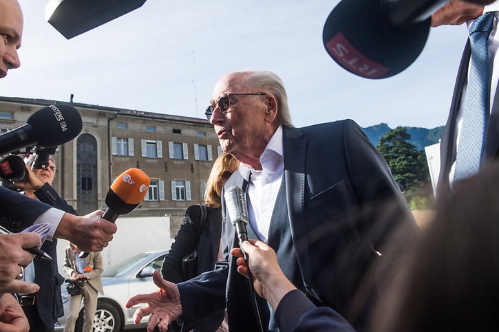 Sepp Blatter très attendu à son arrivée à Bellinzone mercredi matin. © KEYSTONE/Alessandro Crinari