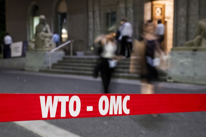 Les membres de l'Organisation mondiale du commerce (OMC) poursuivent leurs discussions pour tenter d'arracher plusieurs accords à Genève. © KEYSTONE/MARTIAL TREZZINI
