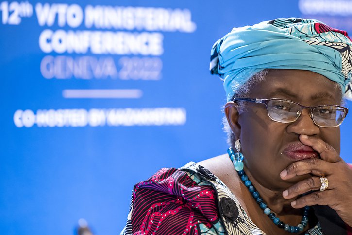 La directrice générale de l'Organisation mondiale du commerce (OMC) Ngozi Okonjo-Iweaka a réussi à obtenir des pays membres un large succès à Genève. © KEYSTONE/MARTIAL TREZZINI