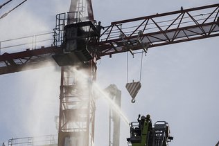 Un homme au sommet d'une grue dans un chantier à Zurich Oerlikon
