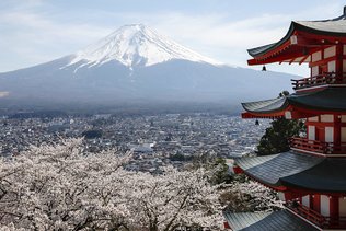 Le Japon se rouvre prudemment à une poignée de touristes étrangers