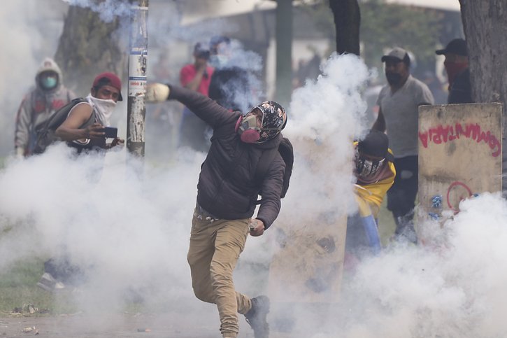 Face aux manifestants descendus dans les rues de Quito pour réclamer notamment une baisse du prix du carburant, la police a fait usage de gaz lacrymogène. © KEYSTONE/AP/Dolores Ochoa