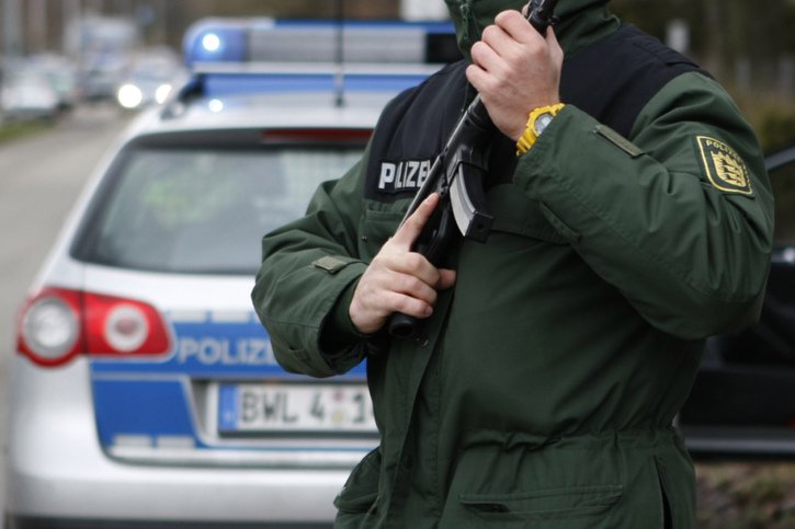 Une unité spéciale de la police allemande a arrêté les deux suspects alors qu'ils s'apprêtaient à acheter de l'explosif à Stuttgart (photo symbolique). © KEYSTONE/AP/THOMAS KIENZLE