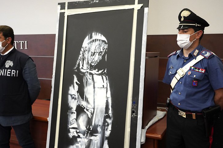 Le Banksy volé au Bataclan à Paris avait été retrouvé en 2020 en Italie. Huit hommes ont été condamnés jeudi. (archives) © KEYSTONE/AP/ANDREA ROSA
