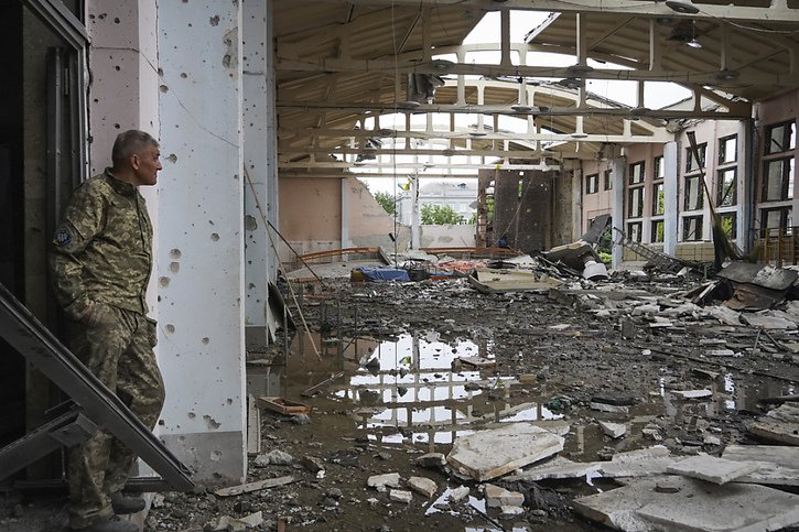 La Russie a intensifié depuis plusieurs jours son offensive sur la grande ville de Kharkiv, dans le nord-est. En image, un militaire ukrainien dans les ruines du complexe sportif de l'Université technique de la ville. © KEYSTONE/AP/Andrii Marienko