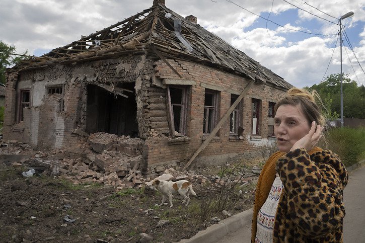 Une résidente devant sa maison détruite par l'armée russe à Bakhmut, dans la province du Donetsk. © KEYSTONE/AP/Efrem Lukatsky
