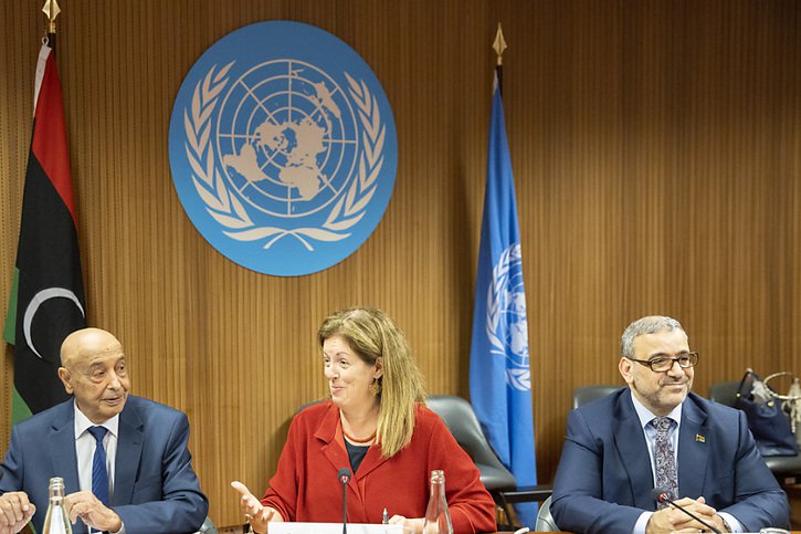 La conseillère spéciale du secrétaire général de l'ONU sur la Libye Stephanie Williams doit accompagner les présidentes des deux entités parlementaires rivales pour avancer vers l'organisation d'élections dans leur pays. © KEYSTONE/POOL REUTERS/DENIS BALIBOUSE