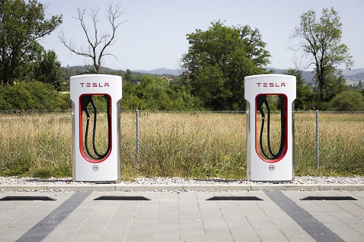 La hausse du nombre de stations de recharge publiques n'est pas en mesure de suivre celle des véhicules électriques, a déploré le président d'Auto-Suisse Albert Rösti. © KEYSTONE/PETER KLAUNZER
