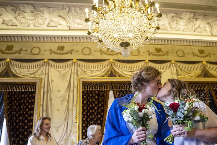 Laure et Aline ont célébré leur mariage le 1er juillet, date de l'entrée en vigueur du mariage pour tous au niveau suisse, au Palais Eynard à Genève. © KEYSTONE/MARTIAL TREZZINI