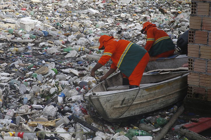 Dans certains quartiers de Manaus, les déchets sont si concentrés qu'ils masquent totalement les cours d'eau. © KEYSTONE/AP/Edmar Barros