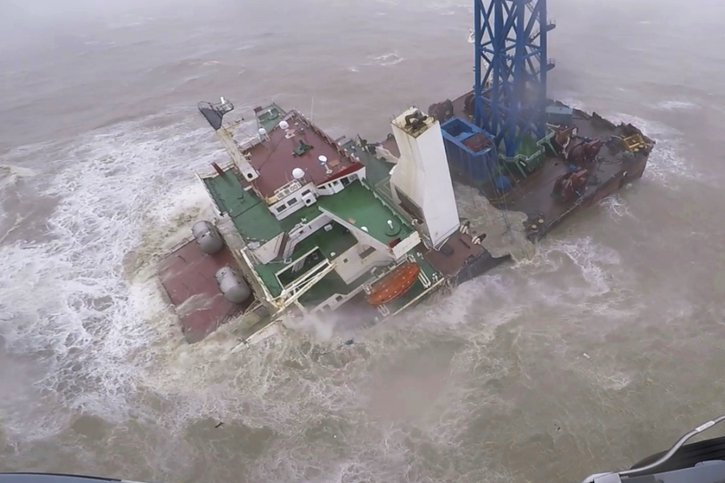 Vingt-sept personnes sont portées disparues après que leur navire a été coupé en deux par un typhon en Mer de Chine méridionale samedi. © KEYSTONE/AP/Handout
