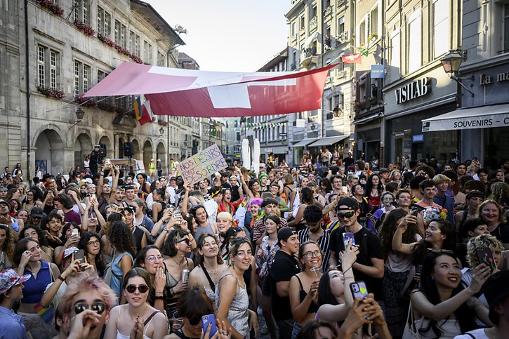 Le cortège des communautés LGBTQIA+, organisé par l'association "Pride de Nuit", s'est déroulé samedi dans une ambiance festive. © KEYSTONE/GABRIEL MONNET
