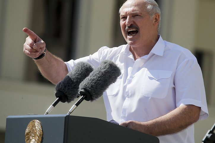 Alexandre Loukachenko affirme avoir donné l'ordre aux forces bélarusses "d'avoir dans le viseur les centres de décisions dans vos capitales" (archives). © KEYSTONE/AP/DMITRI LOVETSKY
