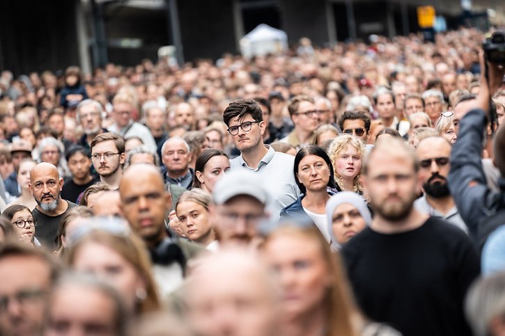 Des milliers de personnes ont rendu hommage mardi à Copenhague aux victimes d'une fusillade ce week-end. © KEYSTONE/EPA/Emil Helms