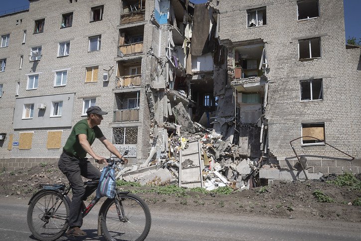 Avec la chute dimanche de Lyssytchansk, les forces russes contrôlent la quasi totalité de la région de Lougansk et cherchent désormais à faire de même dans celle de Donetsk. © KEYSTONE/AP/Efrem Lukatsky