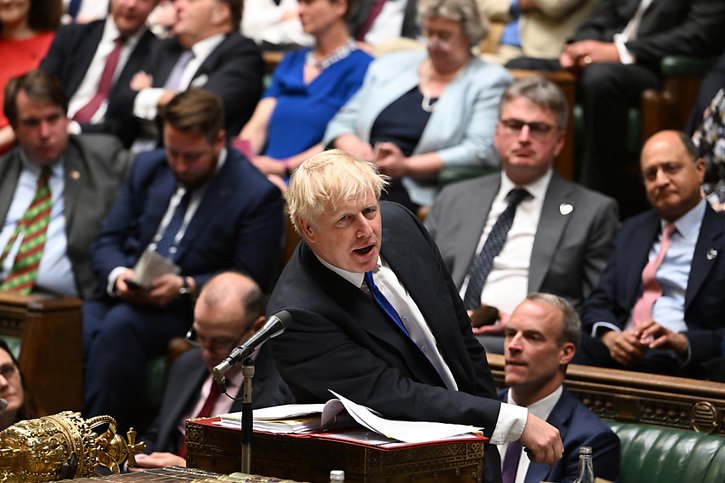 Face aux députés, Boris Johnson a estimé qu'il était de son devoir de "continuer" à son poste. © KEYSTONE/AP/Jessica Taylor