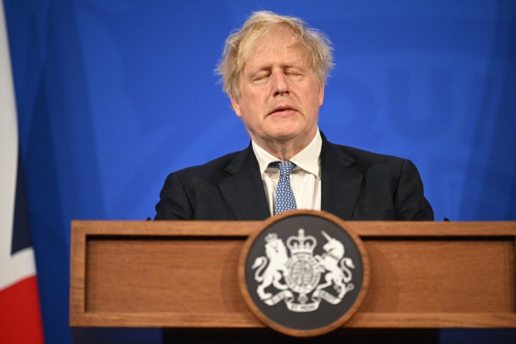 Plongé dans une crise, le Premier ministre britannique Boris Johnson a annoncé en début d'après-midi sa démission de la tête du parti conservateur. © KEYSTONE/AP/Leon Neal