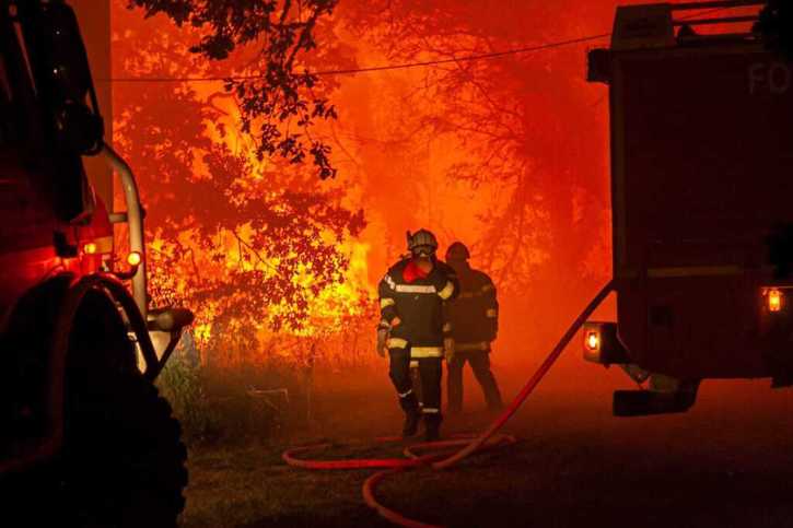 Un pompier espagnol est mort. En France, ils sont plus de 1700 hommes du feu à combattre les incendies. © KEYSTONE/AP