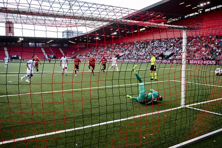Trae Coyle marque sur penalty © KEYSTONE/JEAN-CHRISTOPHE BOTT