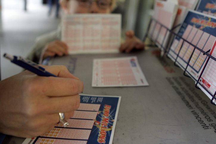 Personne n'a décroché le jackpot vendredi à l'Euro millions. Un ou une chanceuse en Suisse a tout de même gagné un peu plus d'un million de francs (archives). © KEYSTONE/MONIKA FLUECKIGER