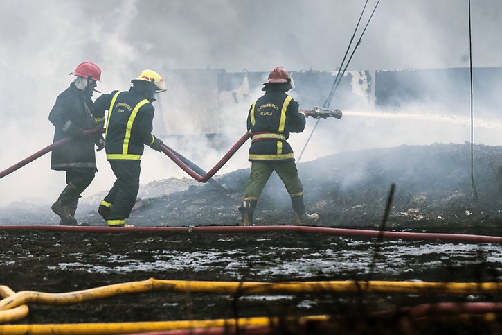 Quatre réservoirs pouvant contenir jusqu'à 52 millions de litres de pétrole brut ou de mazout ont brûlé à Matanzas. © KEYSTONE/AP/Yamil Lage