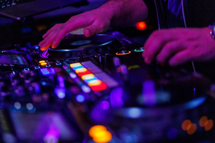 Un DJ à la table de mixage : une Suissesse est décédée lors d'une fête techno en Espagne. (Image symbolique) © KEYSTONE/DPA/PHILIPP VON DITFURTH