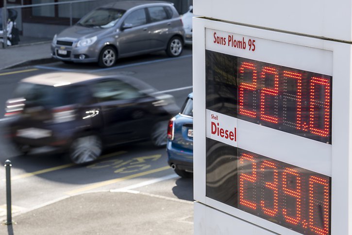 Le Parlement veut agir sur le prix de l'essence. Une application pour comparer les prix à la pompe pourrait voir le jour (illustration). © KEYSTONE/MARTIAL TREZZINI