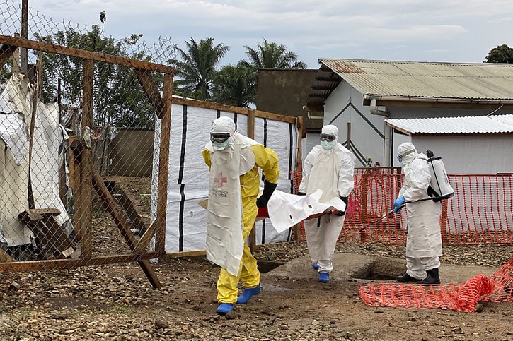 Plus d'une douzaine d'épidémies d'Ebola ont touché la RDC, dont la plus meurtrière a tué 2280 personnes en 2020. Le virus doit son nom à une rivière du nord de la RDC, près de laquelle la première épidémie a éclaté. © KEYSTONE/EPA/STR