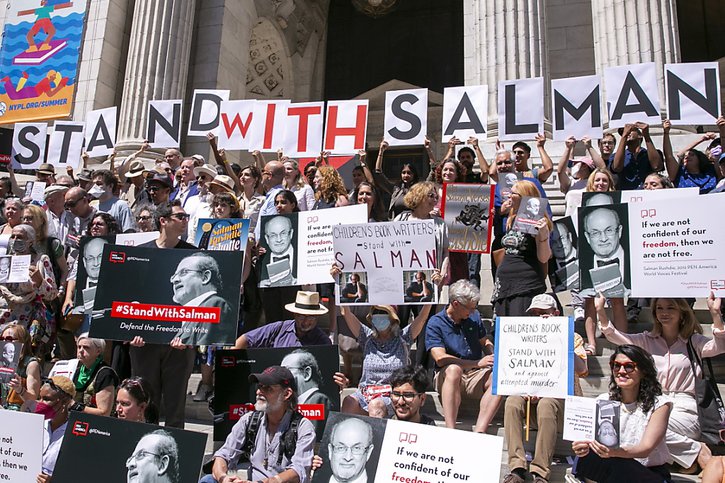 Des figures du monde littéraire américain se sont rassemblées à New York vendredi pour une lecture publique de l'oeuvre de Salman Rushdie, en soutien à l'auteur britannique poignardé la semaine dernière. © KEYSTONE/EPA/SARAH YENESEL