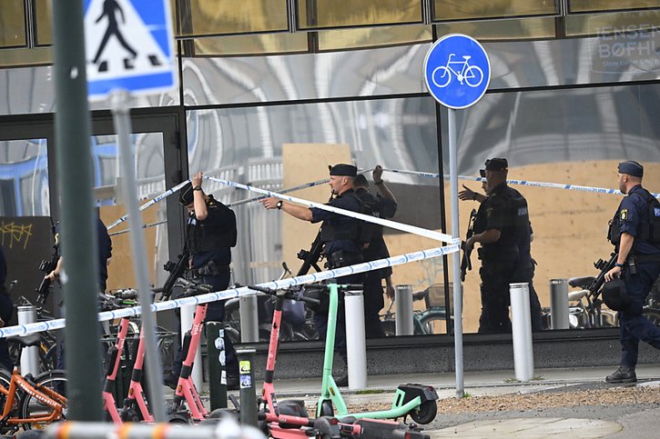 Une personne a été tuée et une autre blessée dans une fusillade dans un centre commercial à Malmö, en Suède. La police a arrêté un adolescent. © KEYSTONE/EPA/Johan Nilsson
