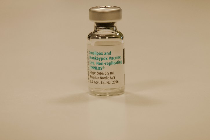 La Suisse devrait acheter 40'000 doses de vaccin contre la variole du singe. L'armée prévoit un achat supplémentaire de 60'000 doses afin de constituer un stock de vaccin de troisième génération contre la variole, traitée par le même vaccin (archives). © KEYSTONE/DPA/PAUL ZINKEN