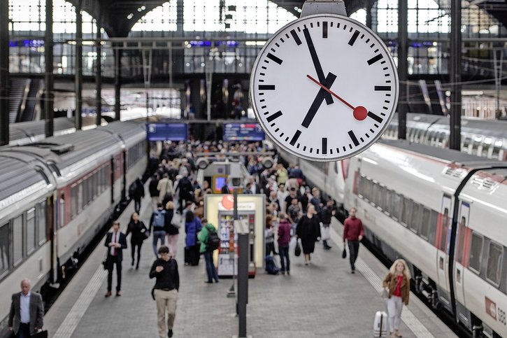 L’horloge de gare, avec sa palette rouge des secondes imaginée par l’ingénieur Hans Hilfiker, symbolise à elle seule la ponctualité suisse.  © CFF/DR