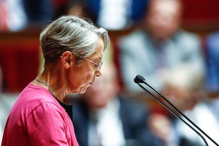 Devant le Parlement, Elisabeth Borne appelle au "compromis"