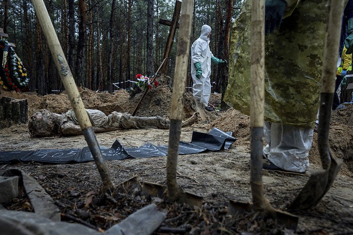 L'Ukraine a annoncé avoir exhumé 436 corps d'un site d'enterrement de masse à Izioum, ville reprise aux Russes dans le nord-est, dont 30 avec des "signes de torture" tels que des mains liées, des membres cassés ou des "organes génitaux amputés". © KEYSTONE/AP/Evgeniy Maloletka