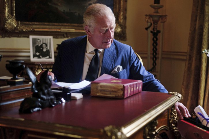 De nombreux aspects de la vie quotidienne au Royaume-Uni vont changer avec l'accession de Charles III au trône. © KEYSTONE/AP/Victoria Jones