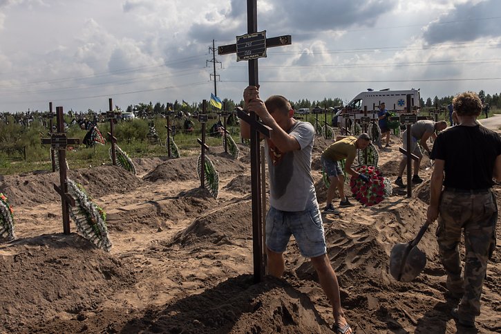Qu'elles soient russes ou ukrainiennes, les victimes ont toutes le même destin (archives). © KEYSTONE/EPA/ROMAN PILIPEY